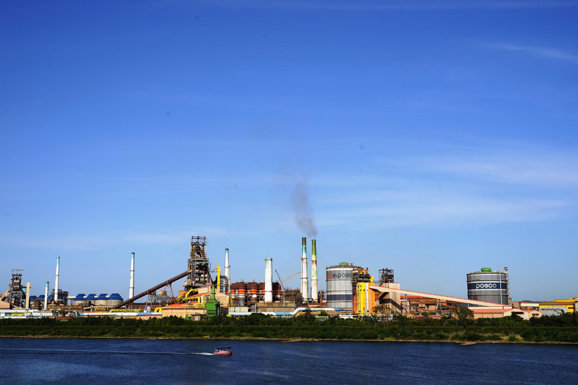 Three Collapse at POSCO Pohang Steelworks Due to Suspected Carbon Monoxide Poisoning; Safety Concerns Rise After Recent Fatal Accident