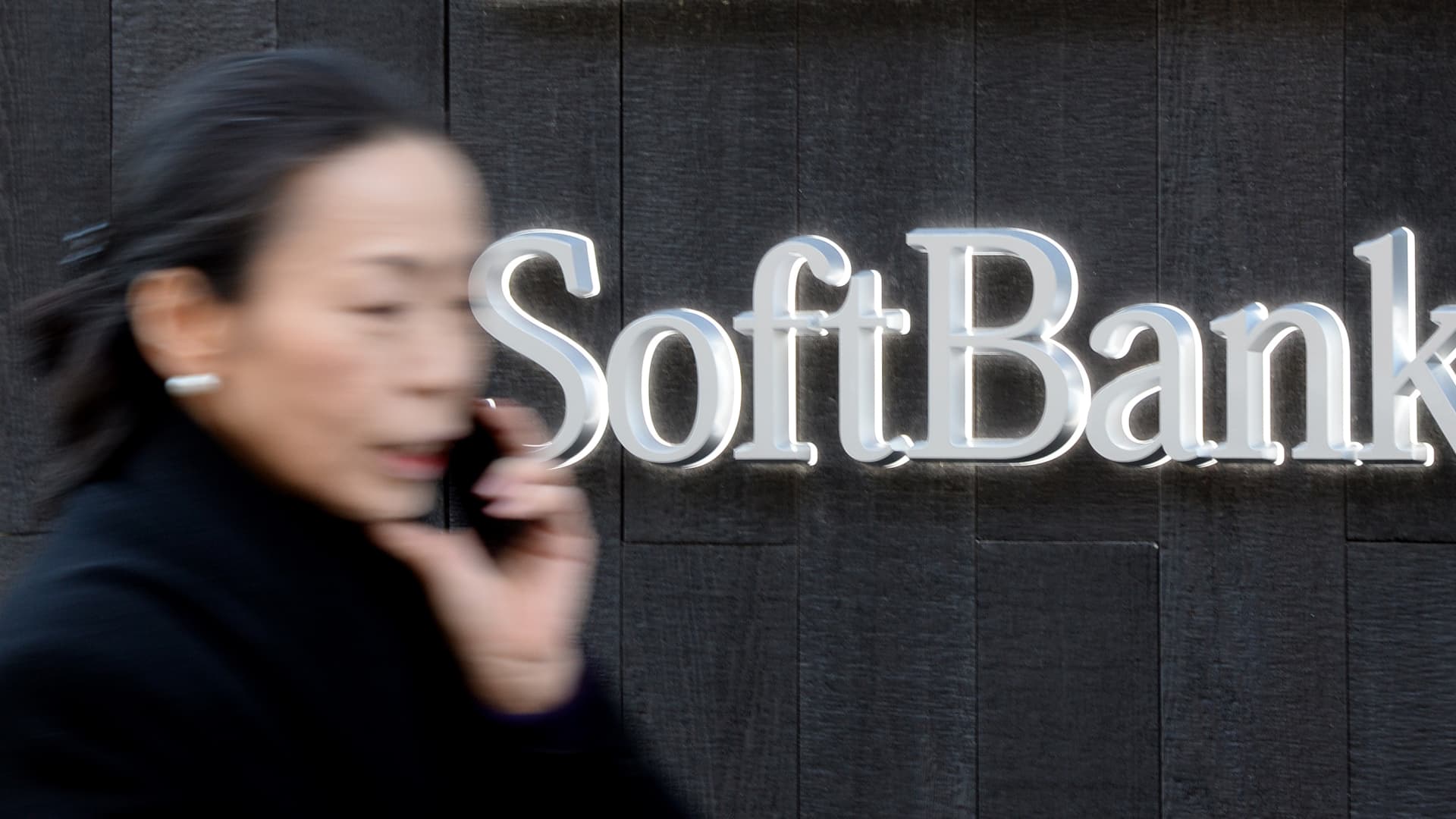 SoftBank Plunges 10% as Asia Tech Market Reels from Wall Street's AI Stock Reversal & Fading US Rate Cut Hopes