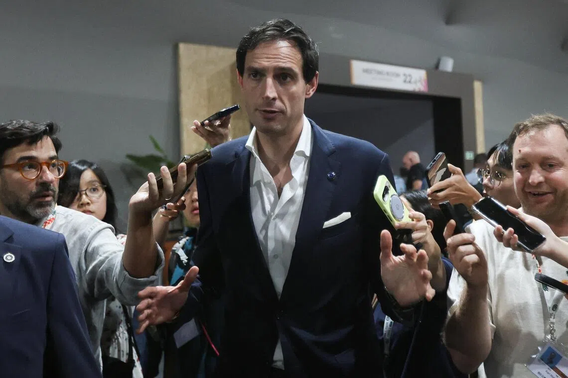 COP30 Climate Summit Deadlocked: Nations Clash Over Fossil Fuel Phaseout, Finance & Carbon Tax in Brazil