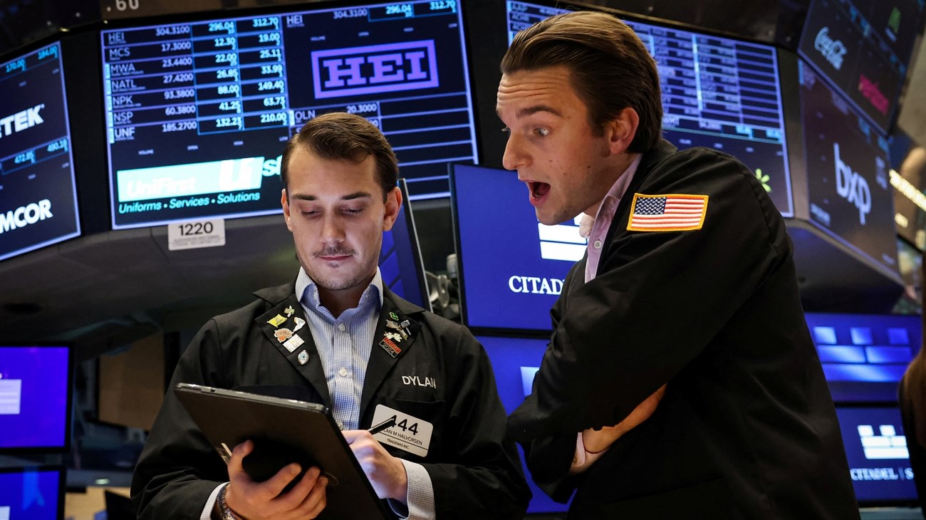 Oil Price Surge Anticipated: Investors Seek Safe Havens After US Strikes Iran Nuclear Sites