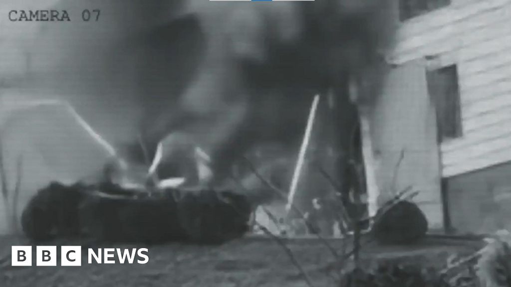 Israel says it struck Tehran's Evin prison and Fordo access routes - BBC