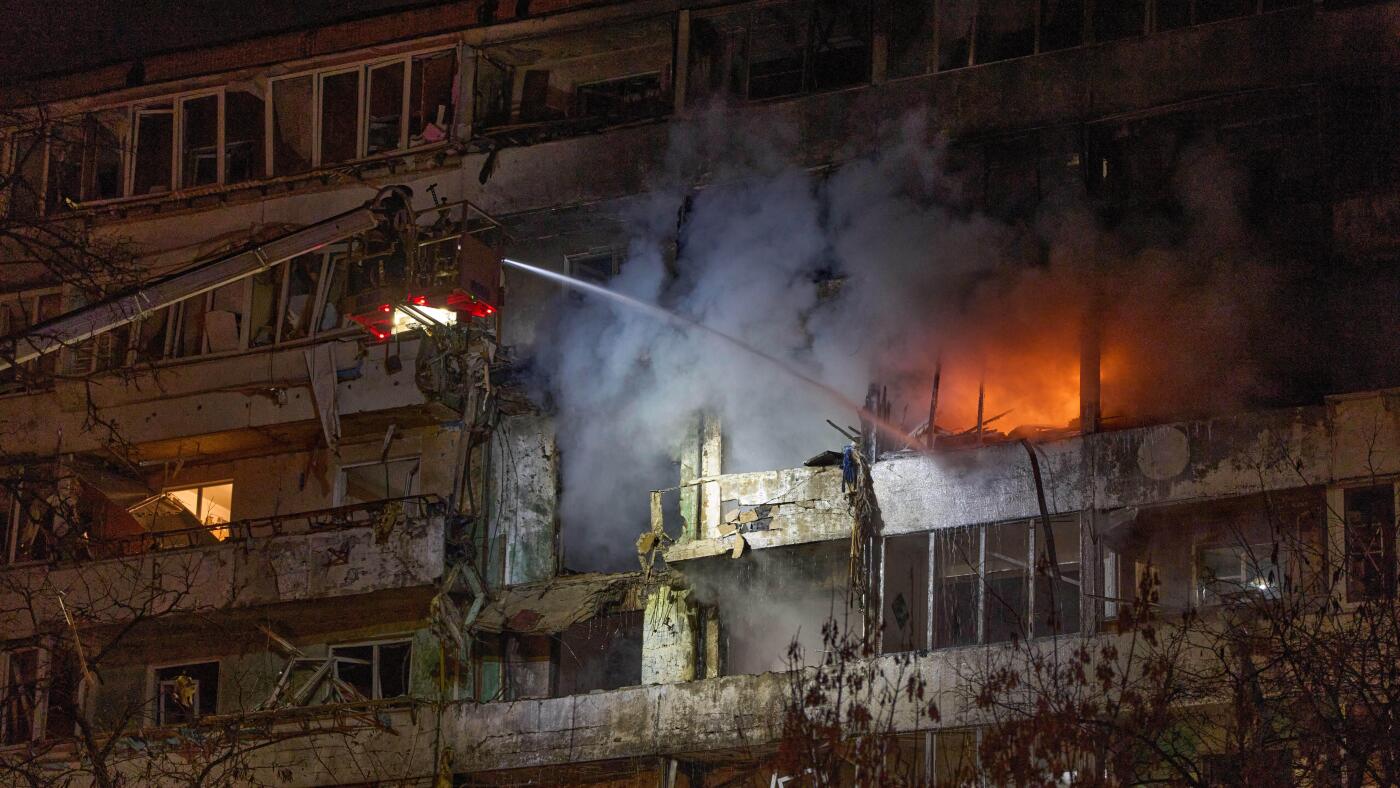 Ukraine Endures Deadly Russian Strikes as US-Led Peace Talks Progress on Revised Plan, Seeking Swift Halt to Conflict