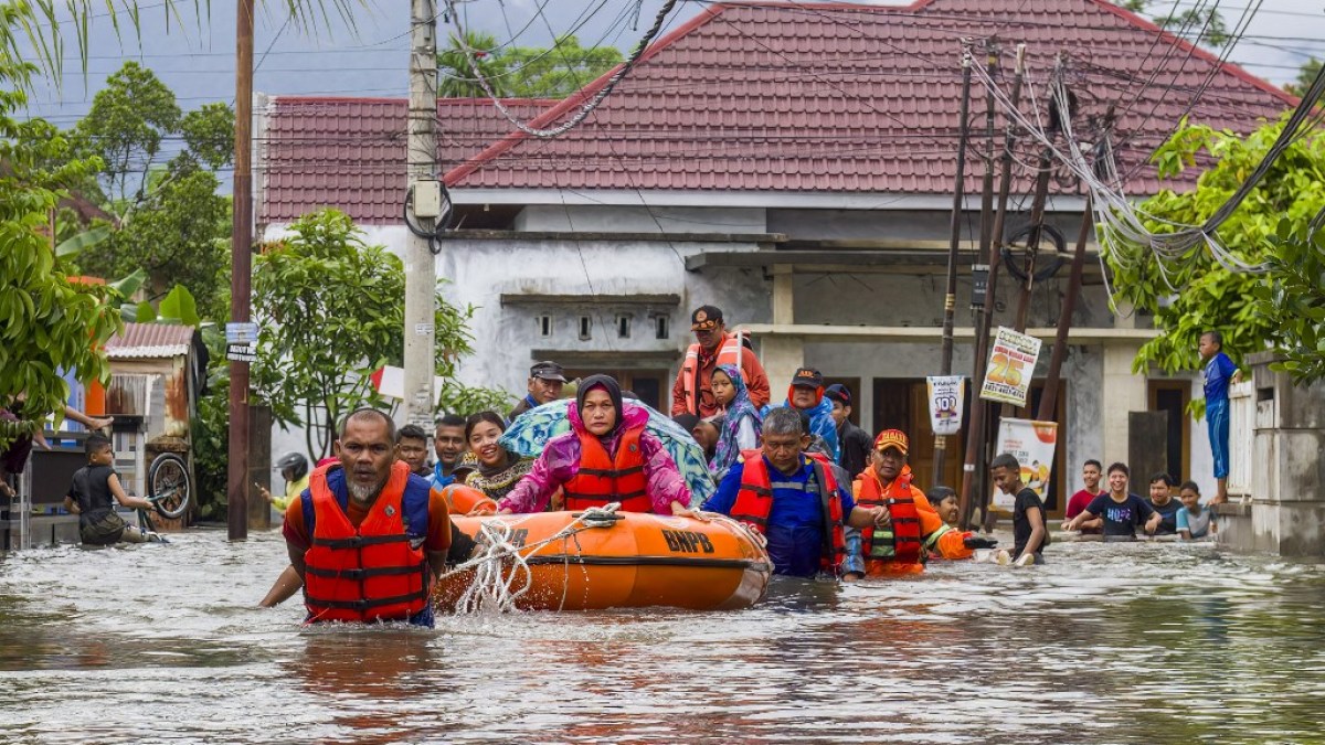 Deadly Floods & Landslides Ravage Sumatra, Indonesia: 10 Dead, Dozens Missing Amid Heavy Monsoon Rains & Challenging Rescues