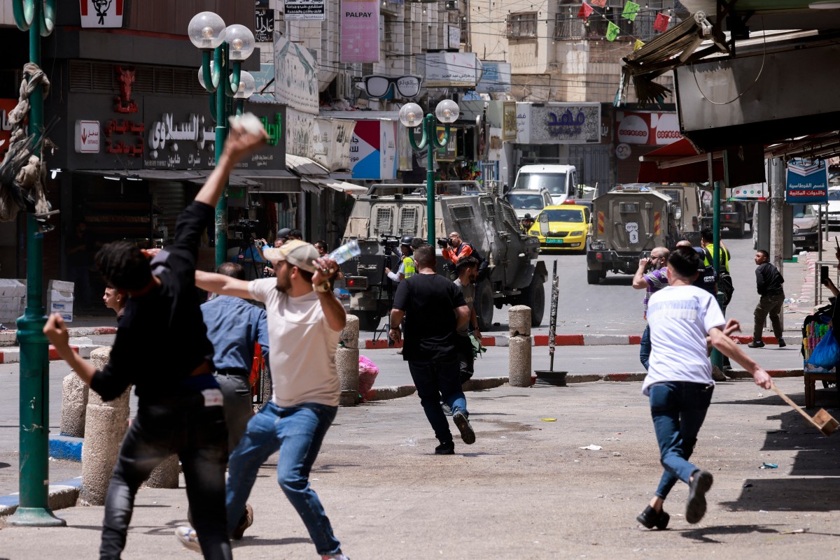 Israeli Forces Raid West Bank Exchange Shops; One Killed