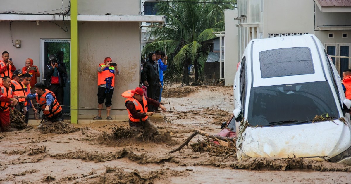 Indonesia's Sumatra Island Battles Deadly Floods & Landslides: 34 Dead, Dozens Missing Amidst Rescue Challenges