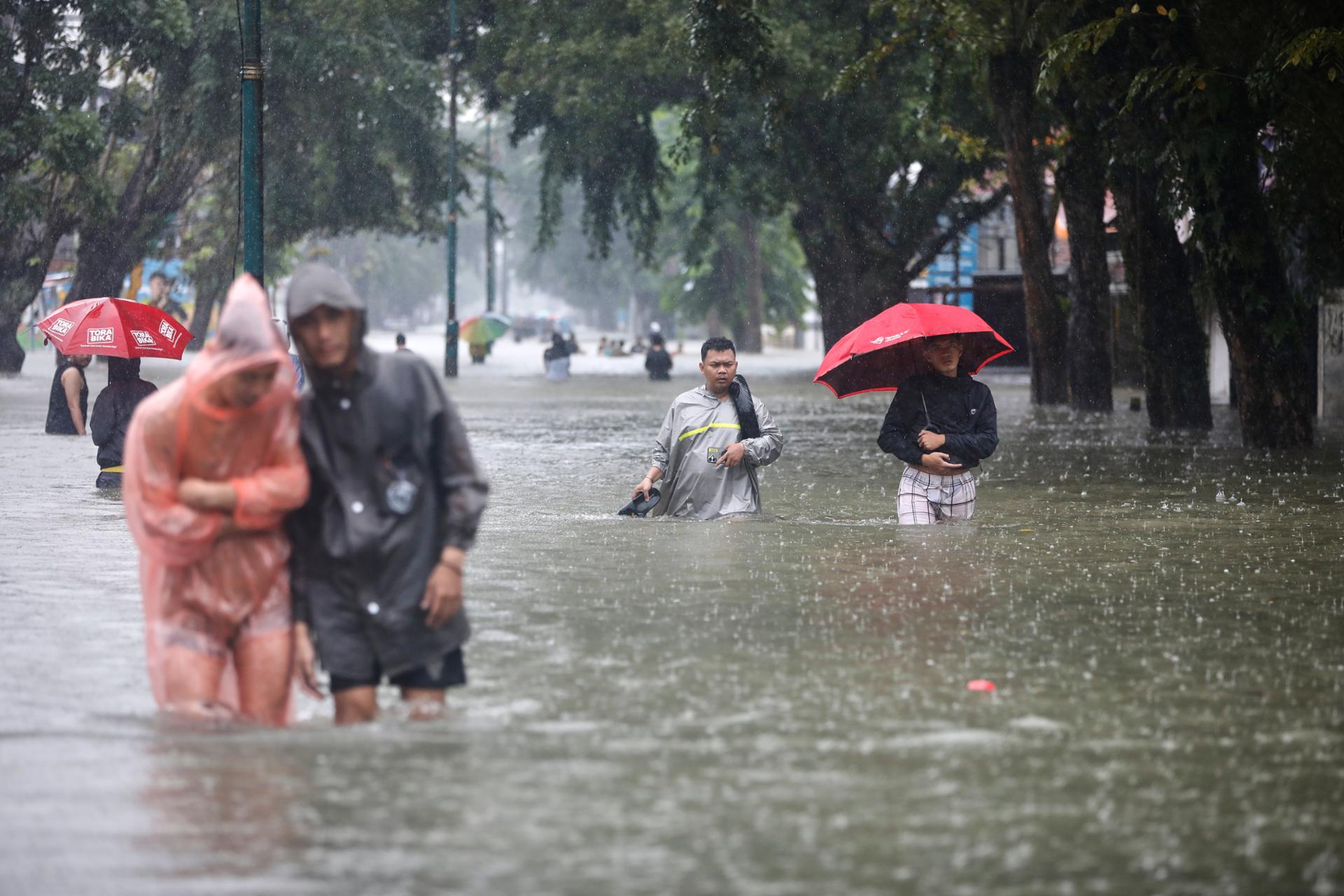 Indonesia Floods & Landslides: Death Toll Reaches 84 in Sumatra, Dozens Missing Amidst Rescue Efforts