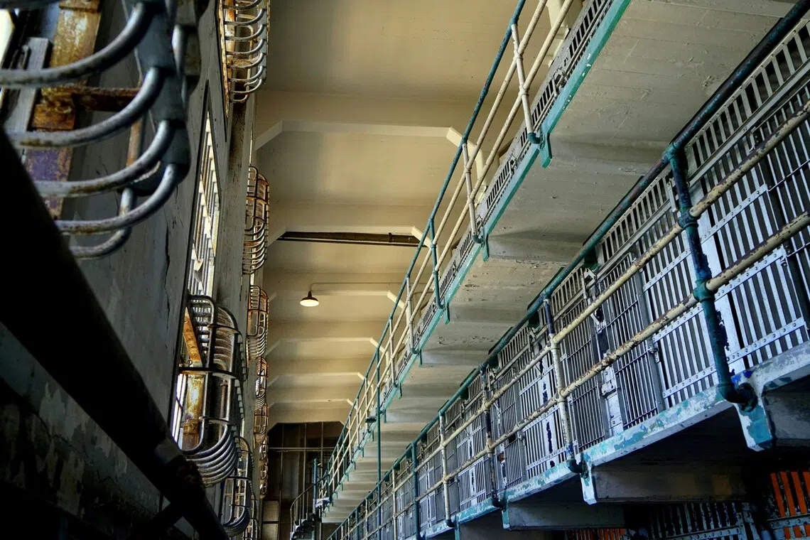 France catches one of two in bed sheet prison break: Minister