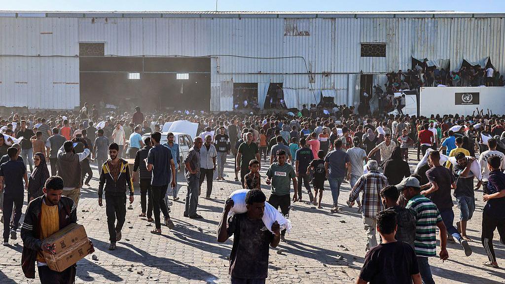 WFP: 'Hungry Hordes' Break into Gaza Warehouse Amid Aid Crisis