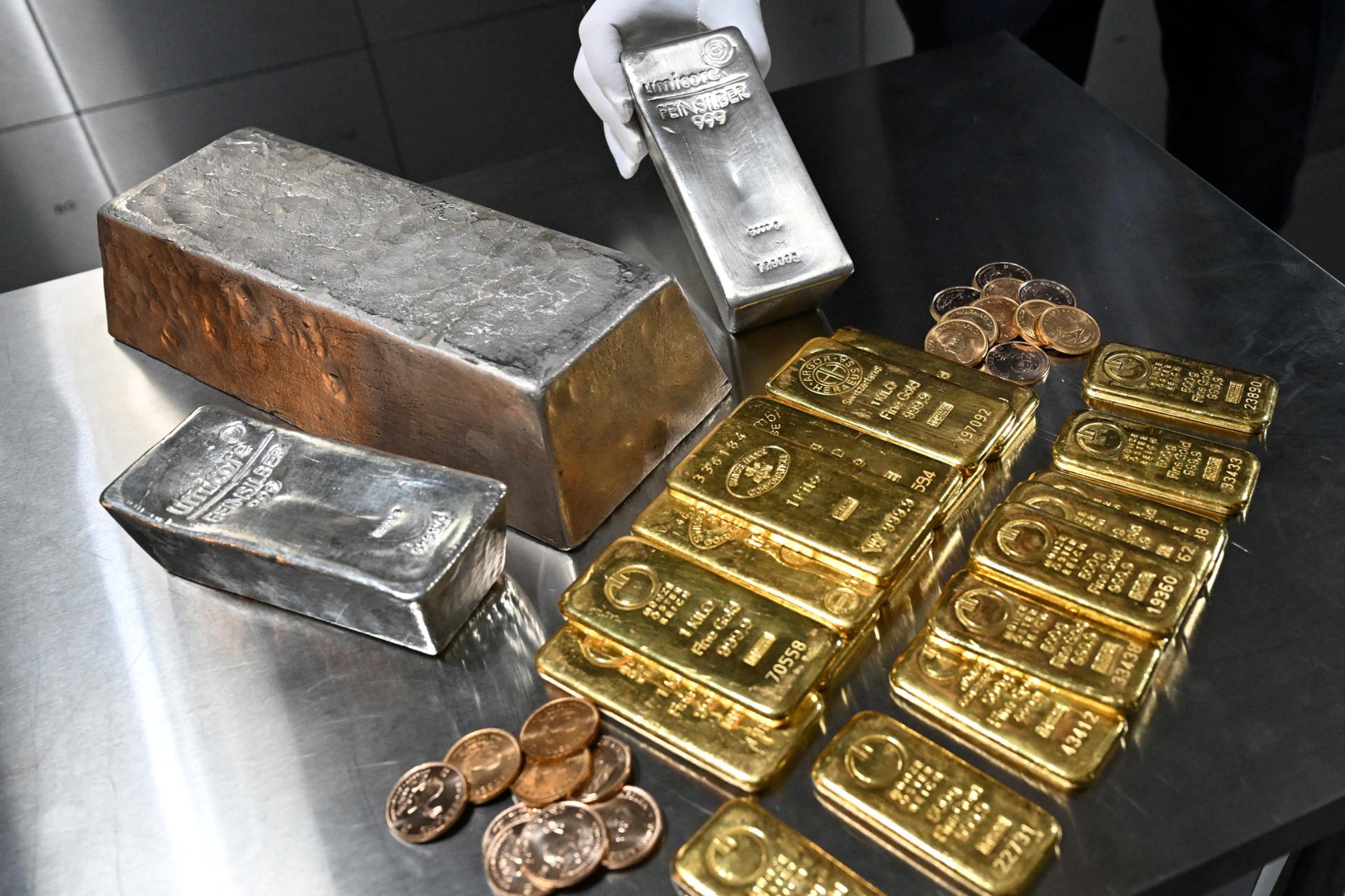 Gold, silver prices continue to fall amid CME margin hikes