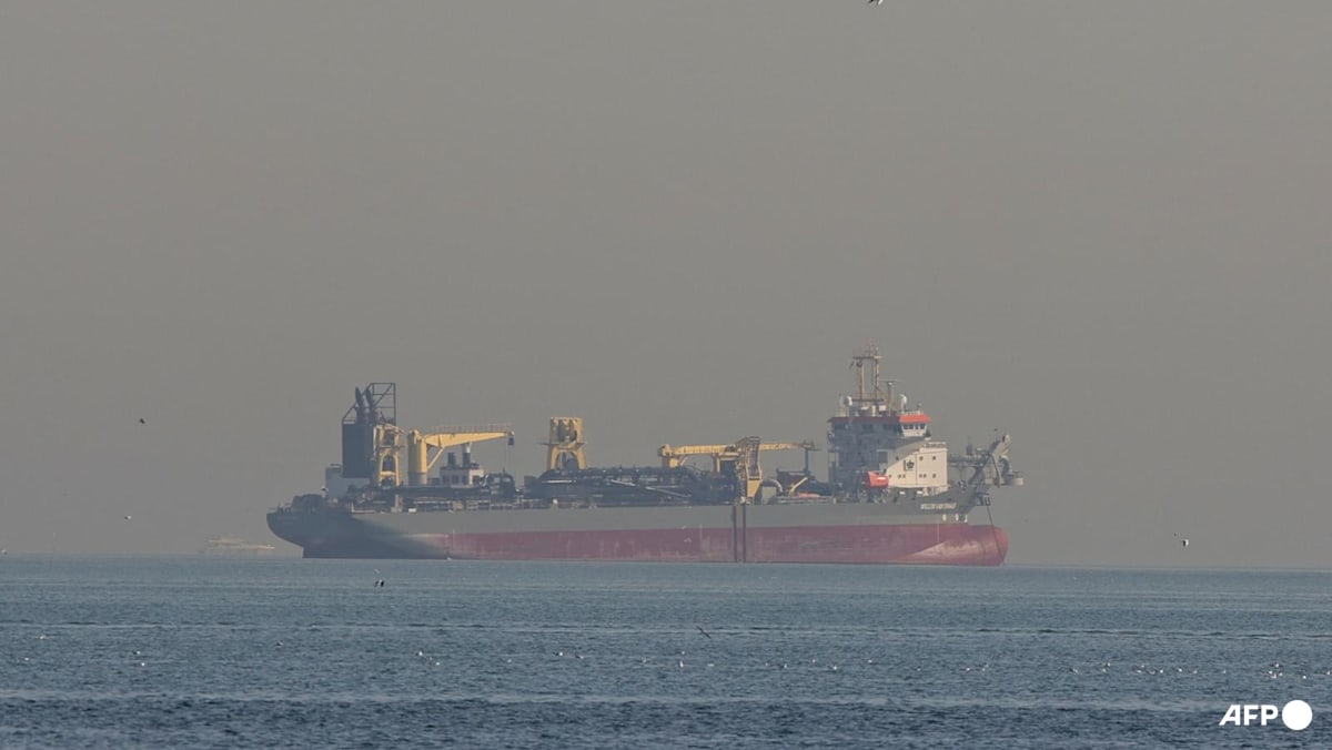 US Oil Prices Surge Amid Escalating US-Iran Conflict, Disrupting Shipping