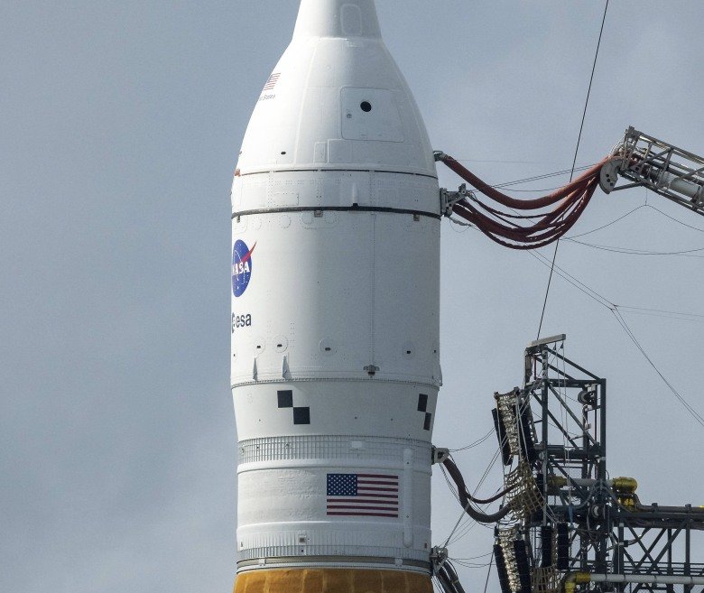 NASA Detects Hydrogen Leak During Moon Rocket Fueling Test