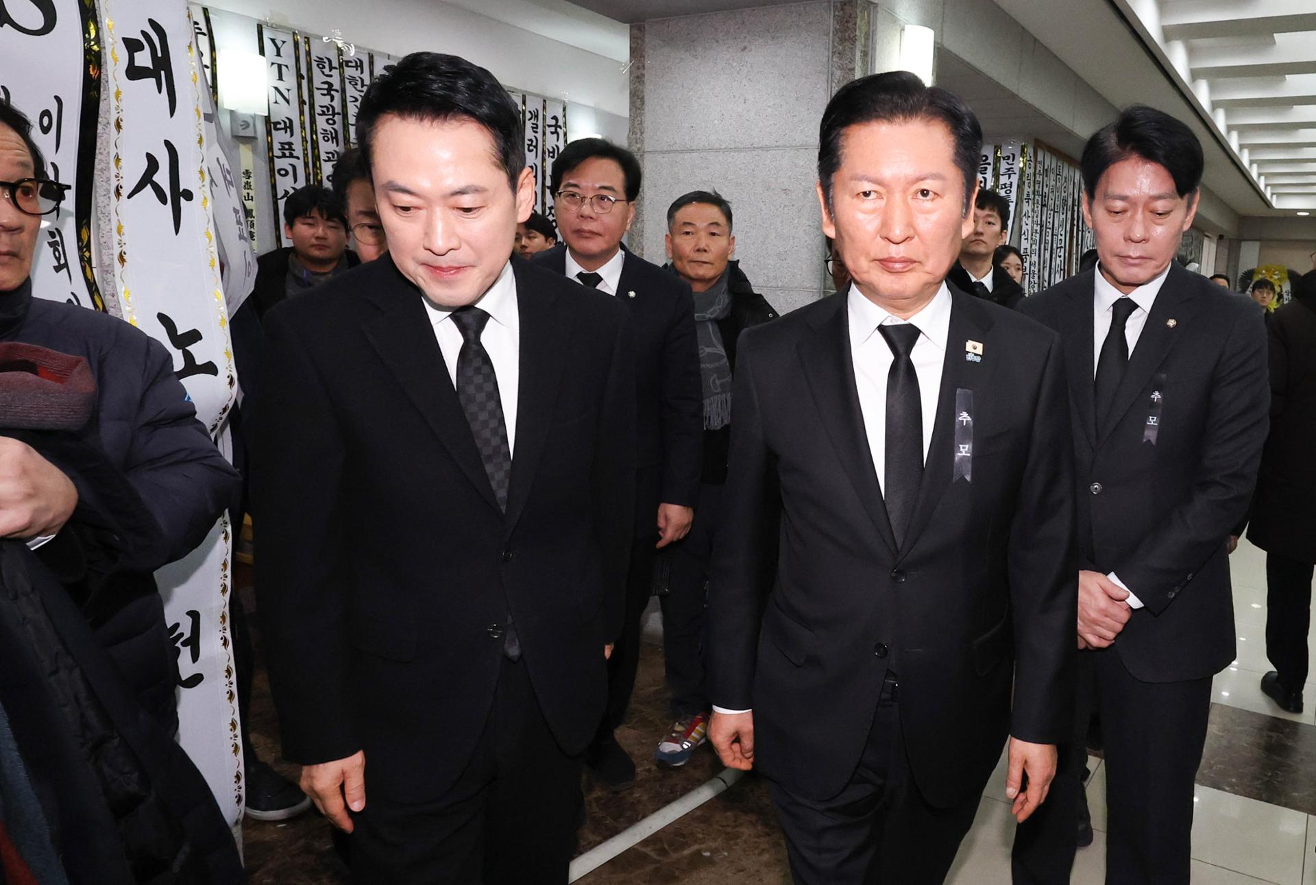 Political Turmoil Rocks Korea's Major Parties Ahead of Local Elections