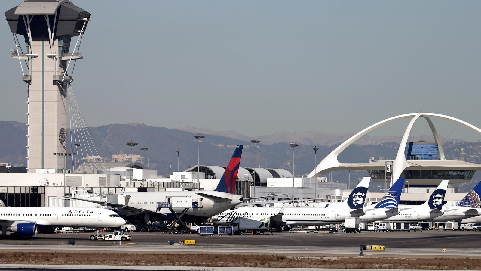 United Flight Returns to LA Airport for Emergency Evacuation Due to Reported Fire