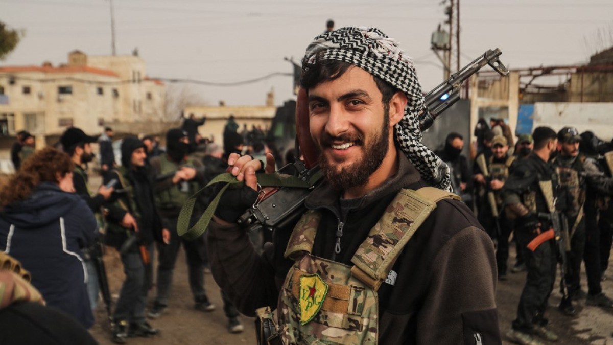 US Transfers ISIL Detainees to Iraq Amid Syria Base Drawdown