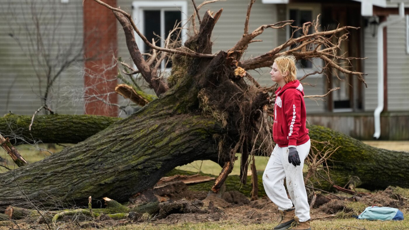 Michigan and Oklahoma tornadoes kill 6, authorities search debris