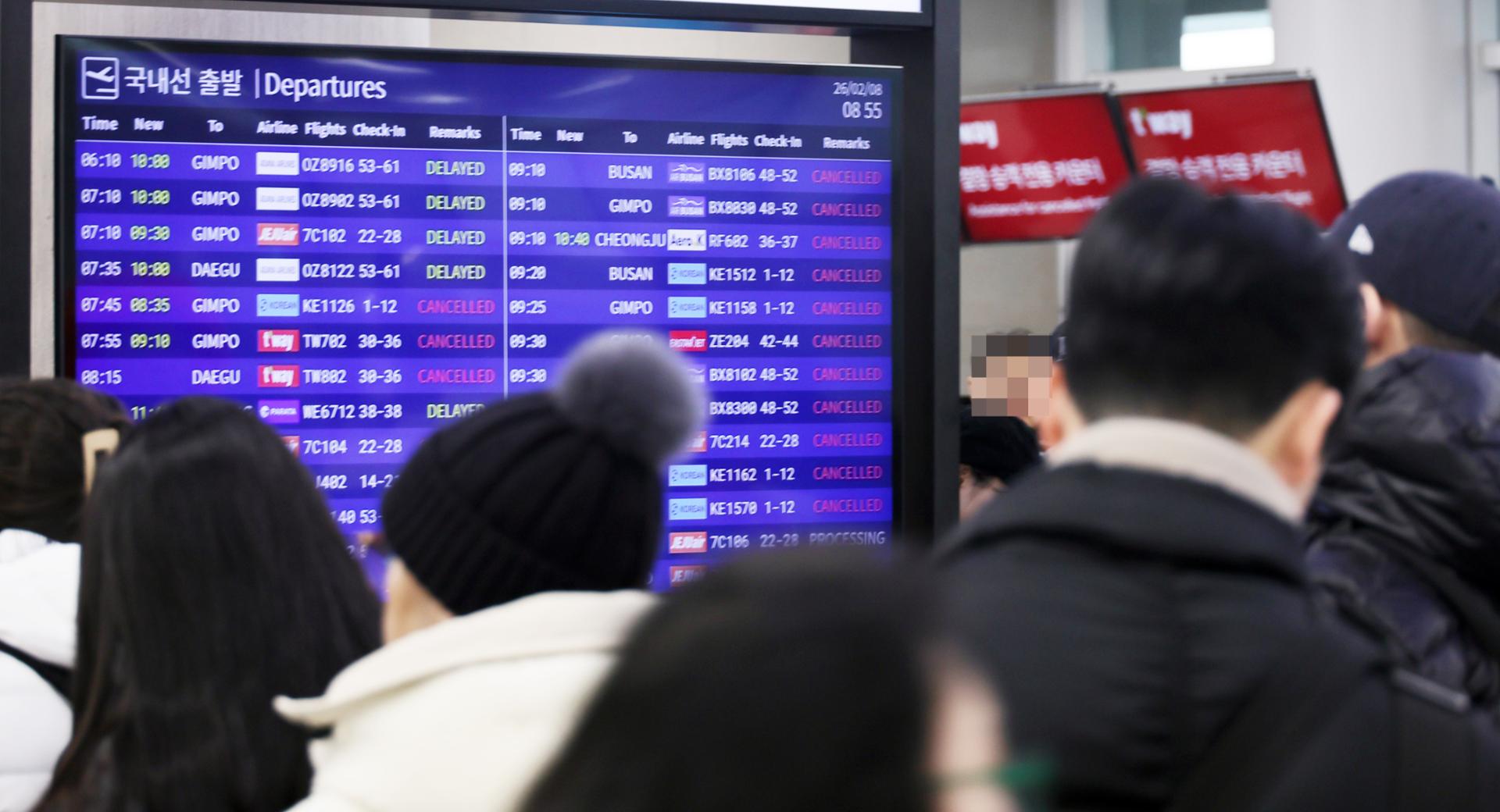 Heavy snow disrupts flights at Jeju airport, stranding thousands of passengers