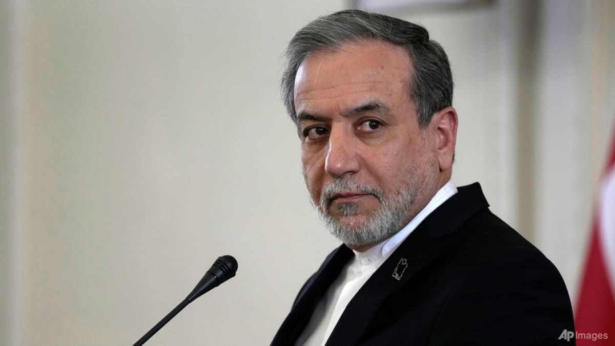 Iran defies US threats in nuclear talks