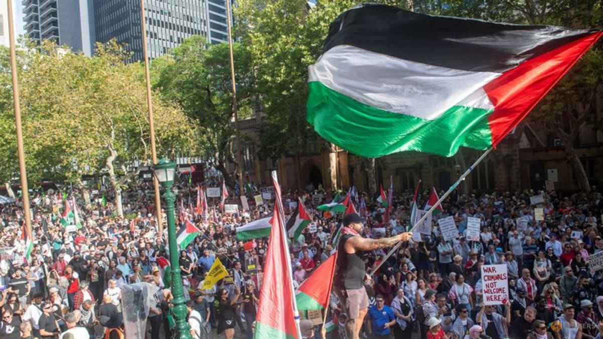 Sydney Police Deploy Pepper Spray Amid Protests Against Israeli President's Visit