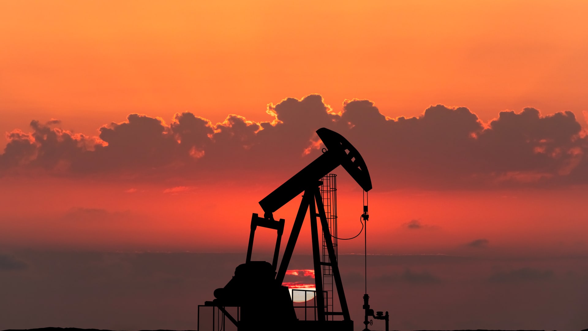 Oil prices fall after Energy Secretary post creates confusion over U.S. Navy escorts of tankers