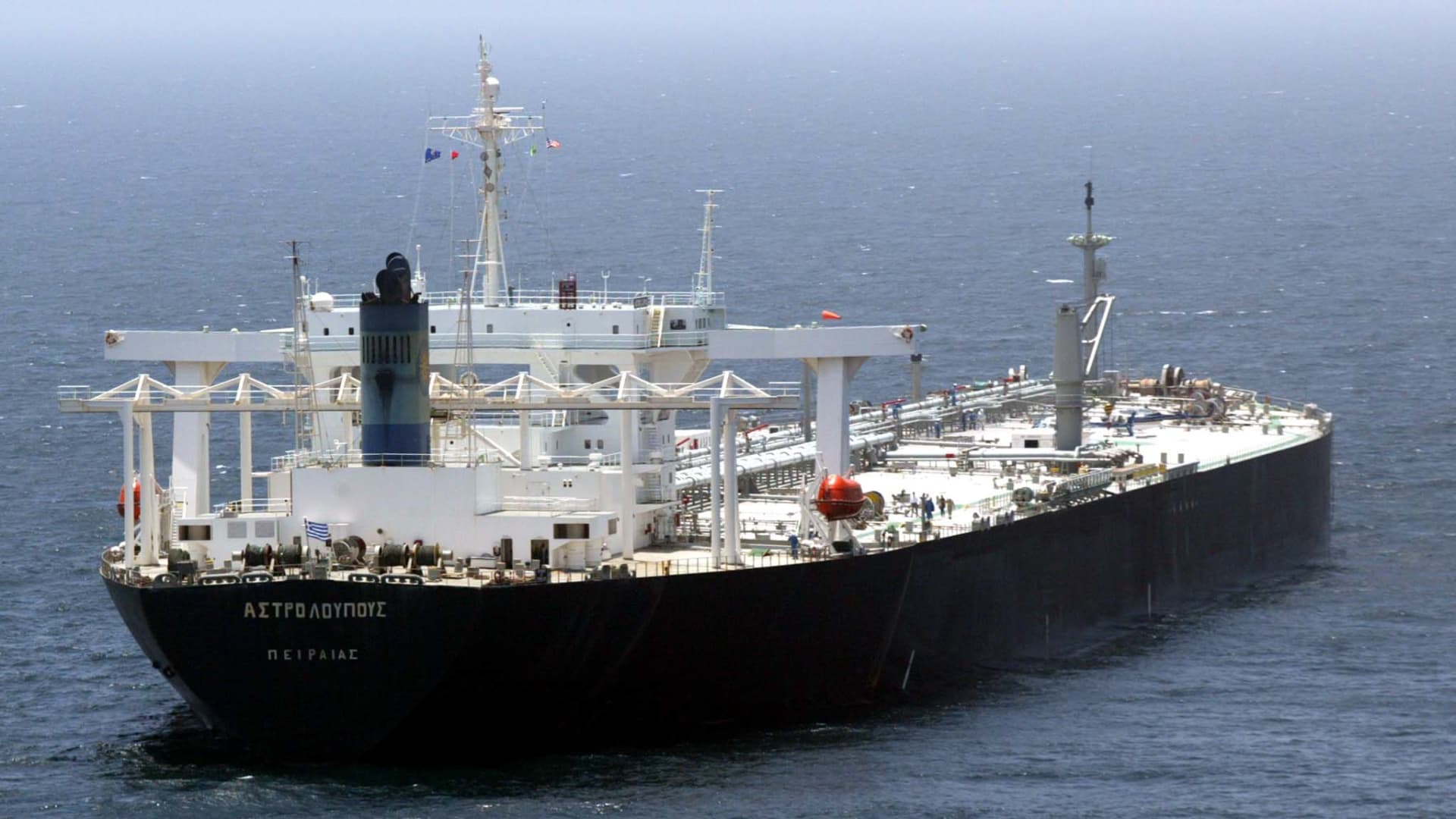 U.S. Temporarily Allows Purchase of Stranded Russian Oil to Stabilize Markets