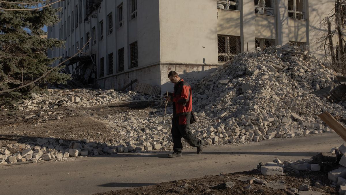 Ukraine says Russian strikes kill 4 in Kyiv region