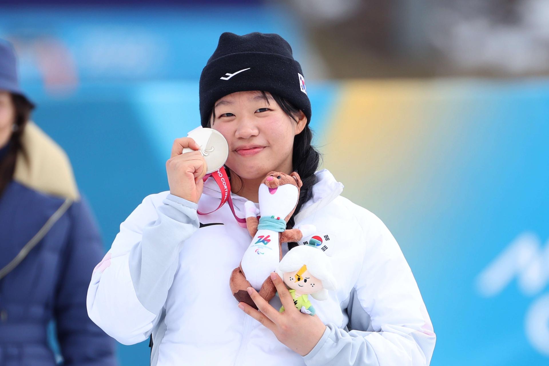 President Lee congratulates para cross-country skier Kim Yun-ji for winning 4 medals at the Milan-Cortina Winter Paralympics