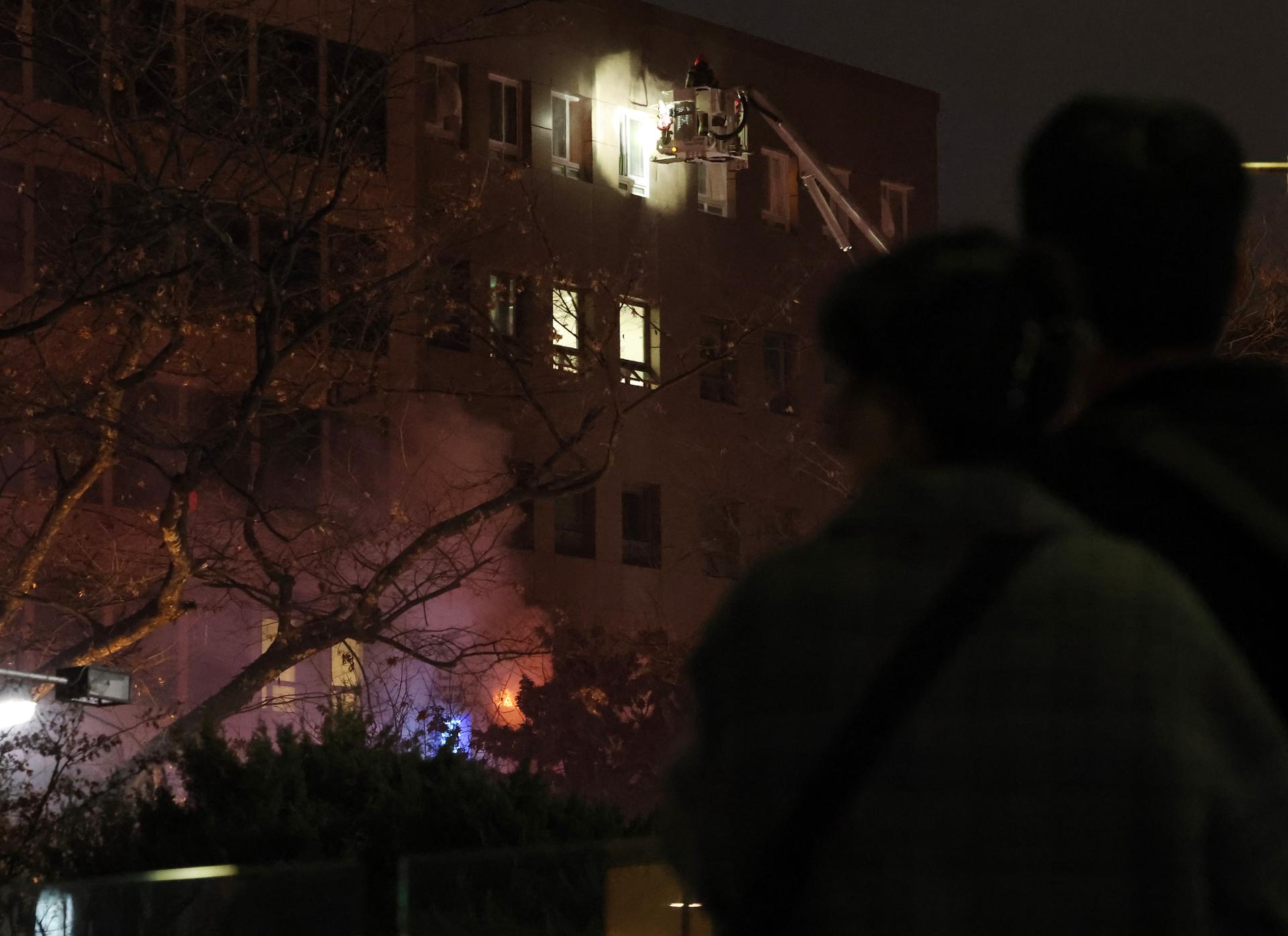 2 Seriously Injured in Central Seoul Building Fire