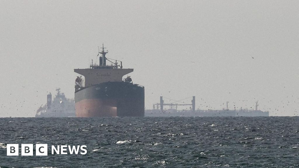 Trump Urgues UK and Others to Send Warships to Strait of Hormuz