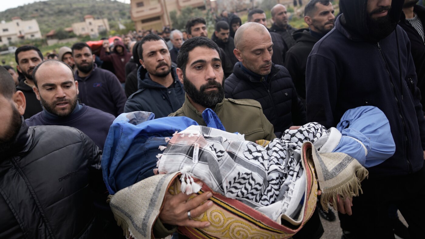 Is Isreali soldiers fire on car in occupied West Bank, killing 4