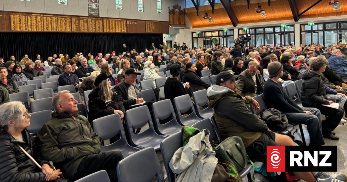 Tempers flare as officials face questions over Moa Point wastewater disaster