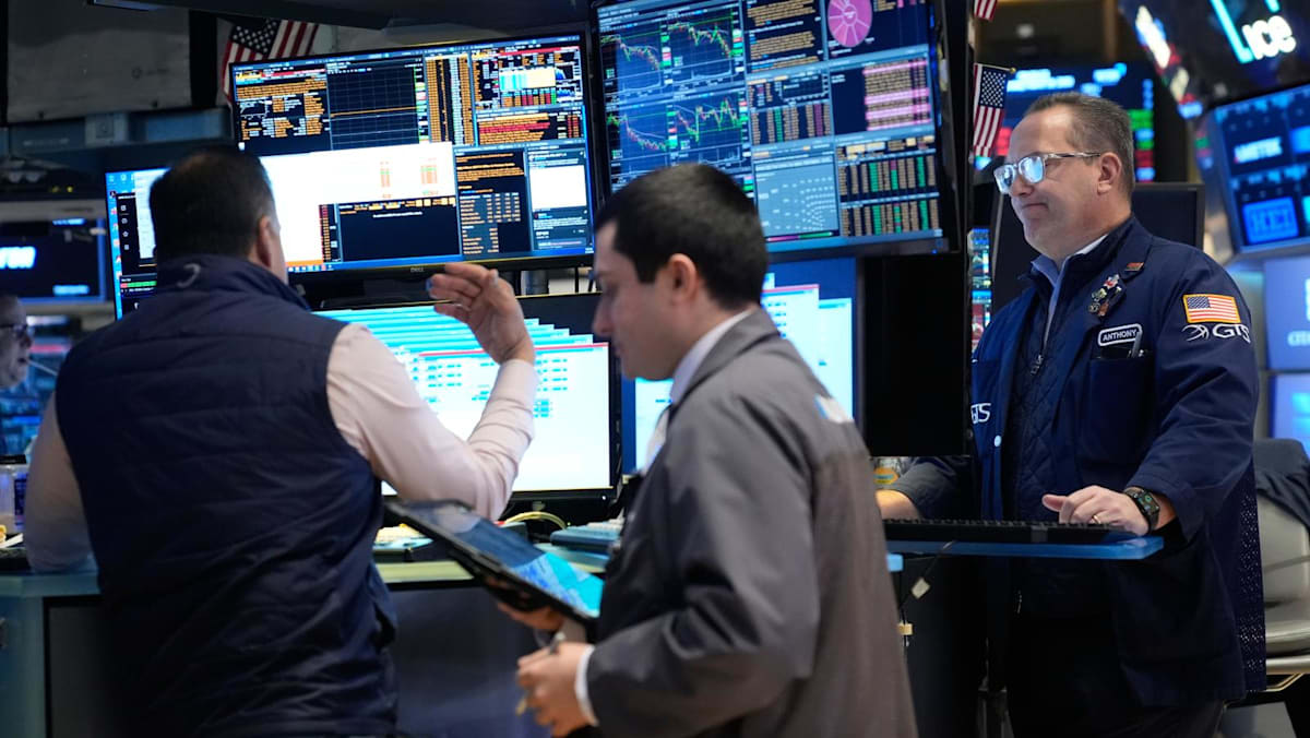 Stocks Drop, Oil Jumps Amid Mideast War