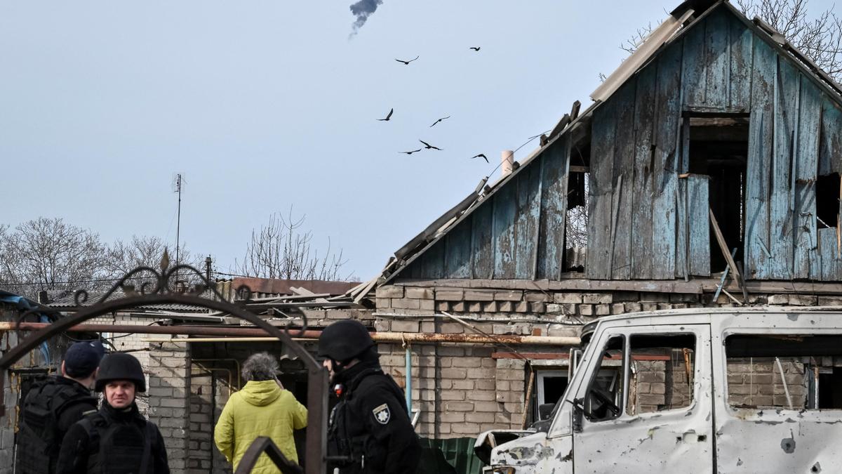 Russian Strike on Zaporizhzhia Kills 2 as Ukraine Pushes for Peace Talks