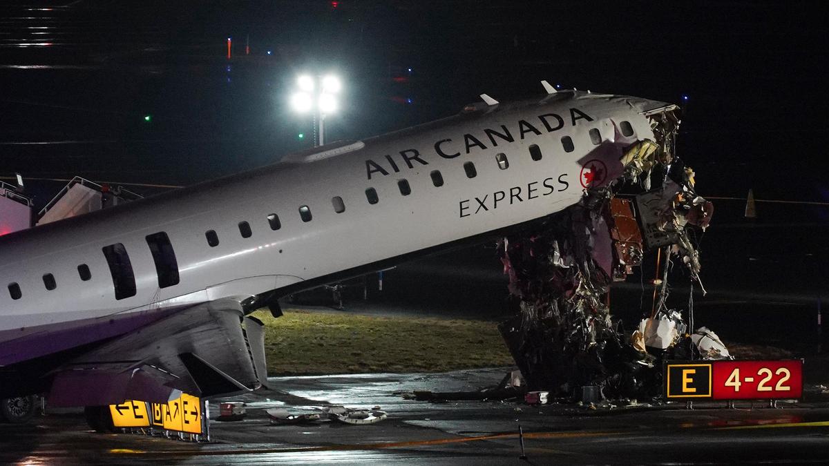 Two Pilots Killed in Runway Collision at New York's LaGuardia Airport