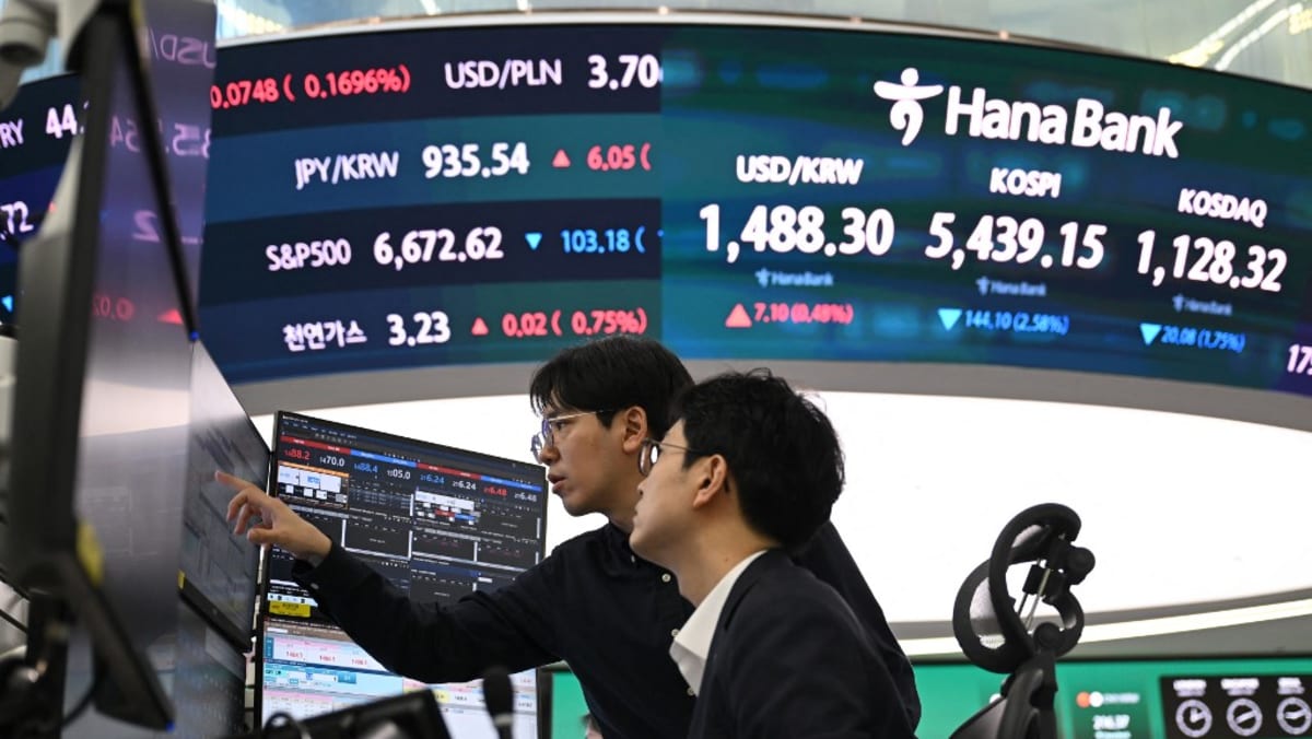 Asian Stocks Rise on Trump's U-Turn, Oil Bounces Back