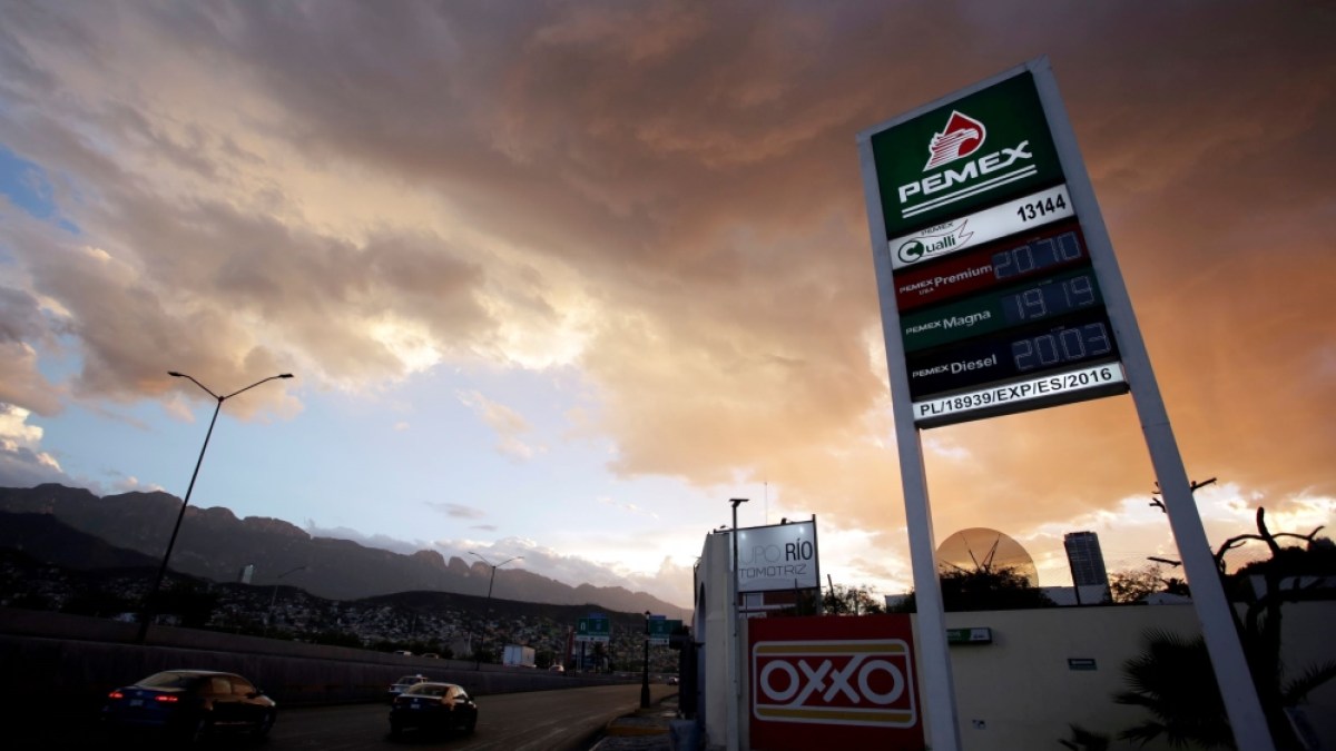 Mexico's Oil Industry Struggles Amid Venezuela Shift and Pemex Challenges