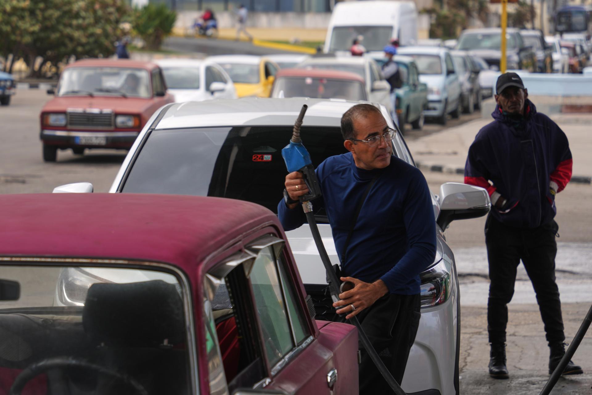 Trump Imposes Tariffs on Countries Sending Oil to Cuba
