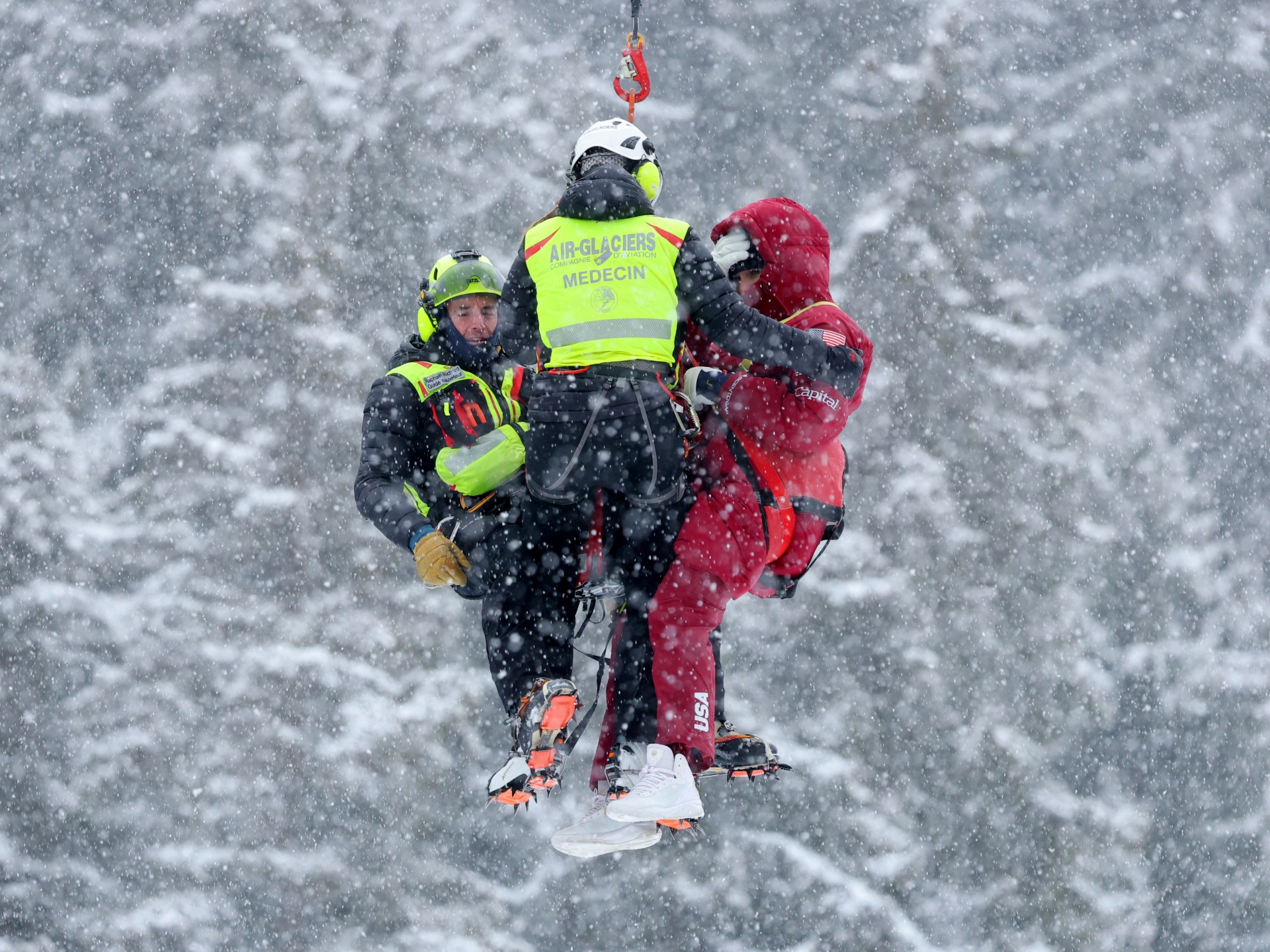 Lindsey Vonn hospitalized after crash in final pre-Olympic race