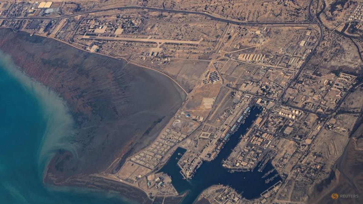 Blast in Bandar Abbas port causes 1 death, 14 injured