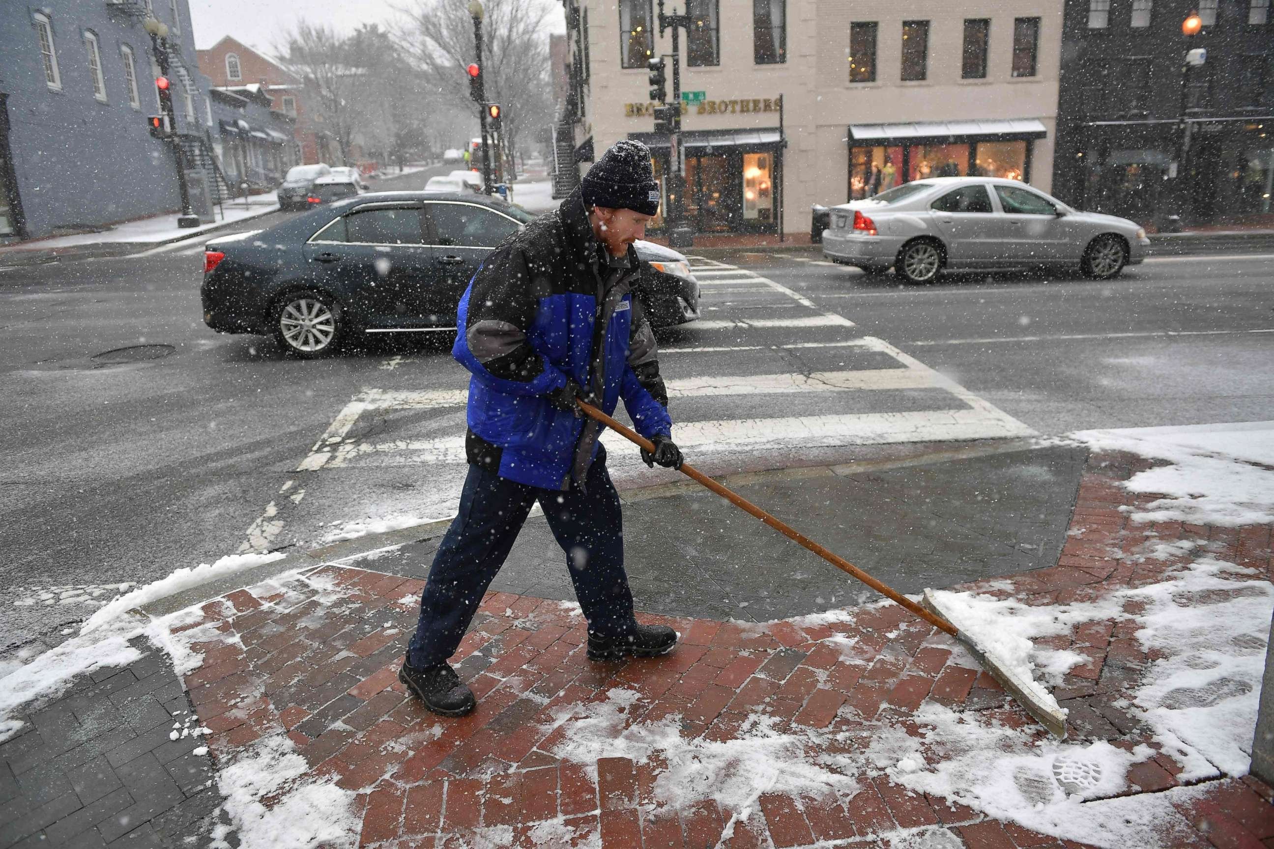 Nor’easter Slams Carolinas with Snow and Winds